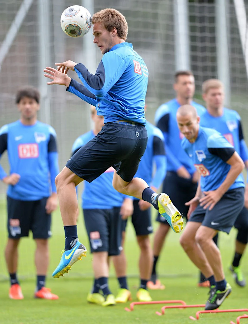 Ein Sprung, ein Kopfball, Langkamp kann fast alles im Training mitmachen ...