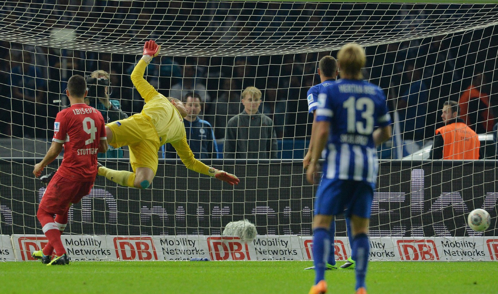 Da staunt sogar Stuttgarts Stürmer Ibisevic.