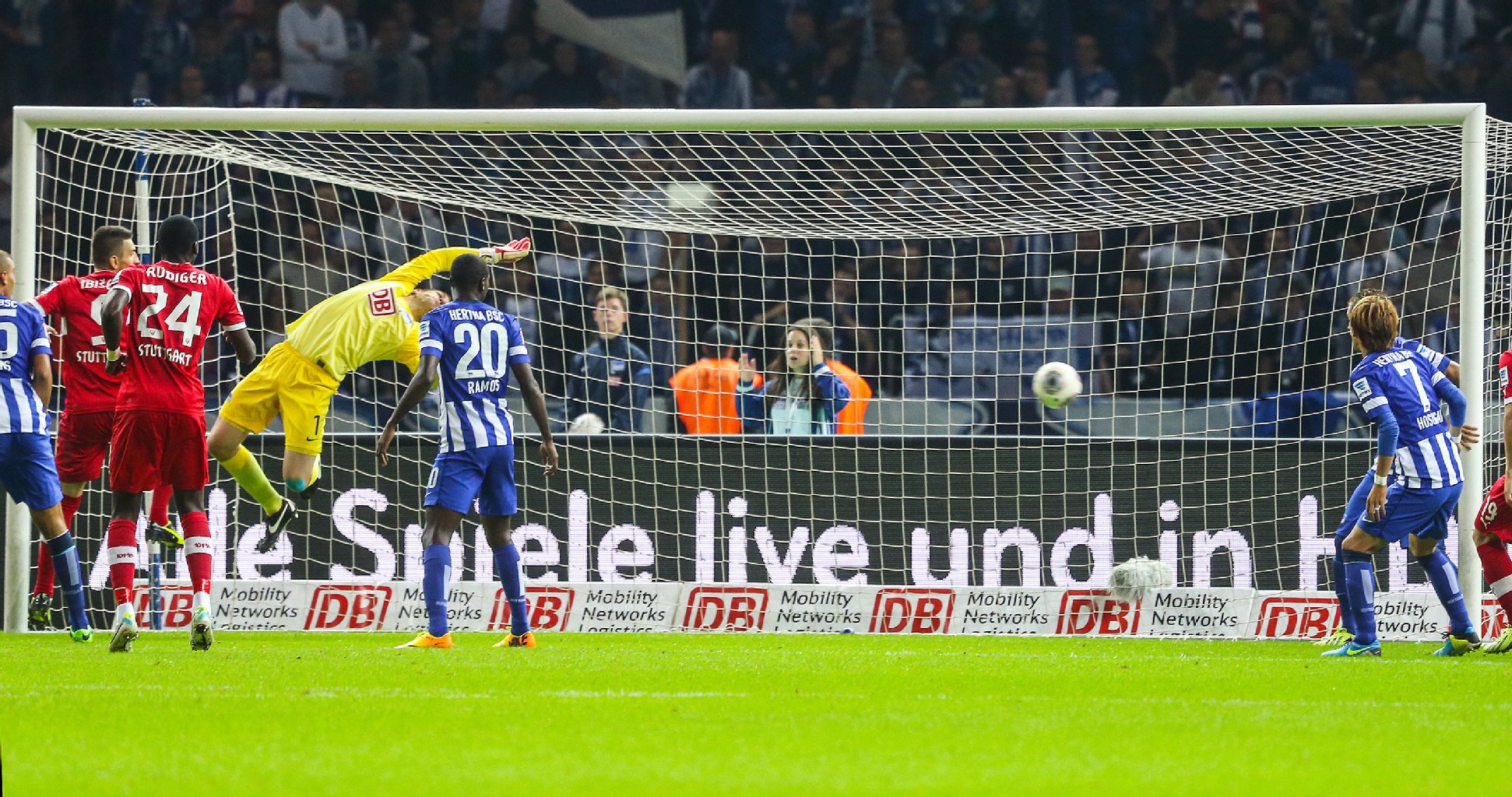 Torwart Thomas Kraft fliegt vergeblich. Gentner nickt zum 1:0 ein.