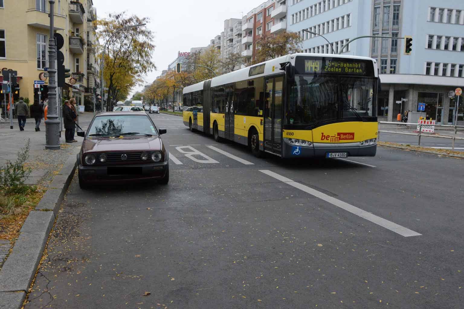 Falsch Parken mit Folgen. Linienbusse müssen ausweichen - wenn es geht.