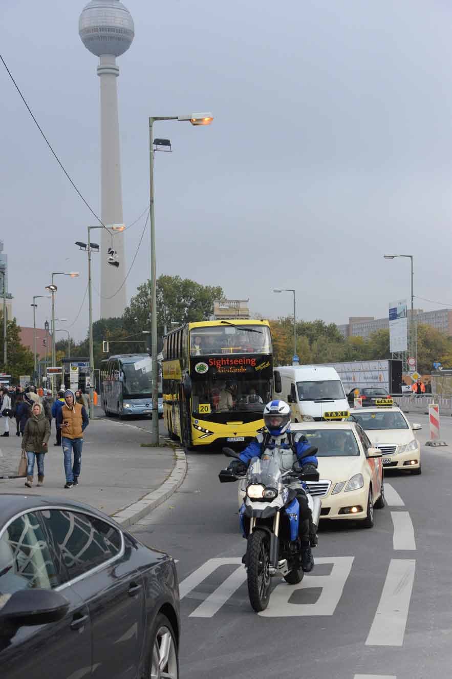Ein bekannter Anblick. Ein Sightseeing-Bus hält auf der Busspur, um neue Gäste einsteigen zu lassen. Der Verkehr muss dran vorbei.