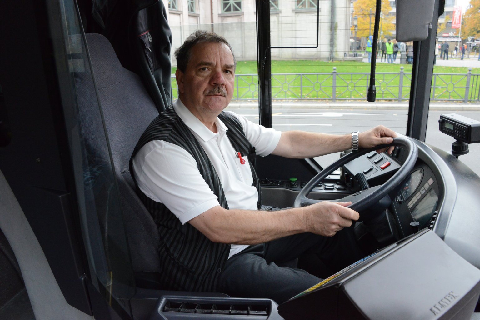 Rainer Hanulak ist seit 1992 Busfahrer. Der 59-Jährige ärgert sich täglich über blockierte Busspuren: "Das ist einfach belastend." Er bekommt dadurch oft zusätzliche Zeitprobleme. "Ich muss auch gleich wieder los", meint er beim Blick auf die Uhr.