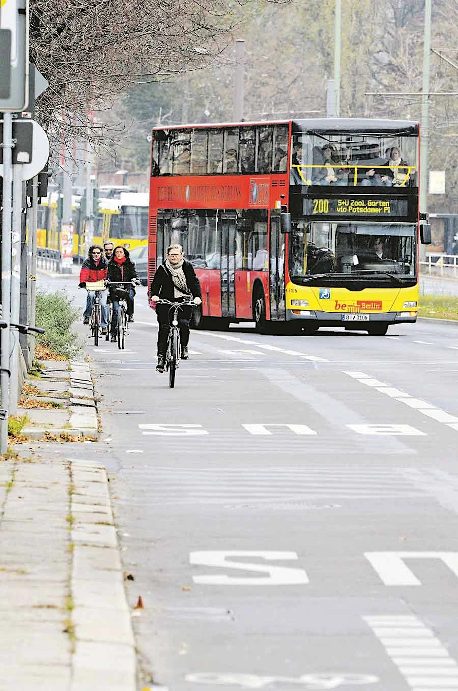 Ständig müssen BVG-Busse Radlern auf ihrer Spur ausweichen.