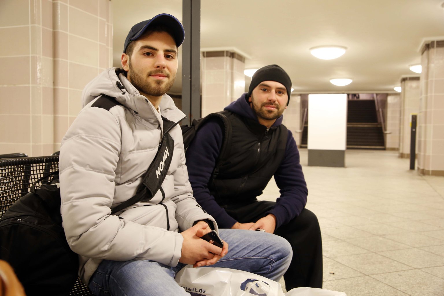 Wie ein Kriegsgebiet „Abgesehen davon, dass es dort schon eine Rattenplage gab, sieht der Oranienplatz aus wie ein kriegsgeplagtes Krisengebiet. Und kaum ist ein Teil der Flüchtlinge untergebracht, sind neue da. So geht es nicht weiter“, sagen die Kreuzberger Sportstudenten Kamil (26, re.) und Patrik (20).