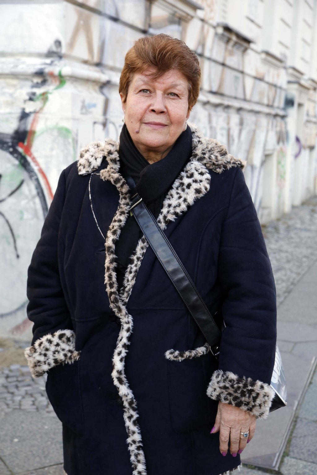 Schlimme Zustände „Ich ärgere mich über die schlimmen Zustände und die unschlüssigen Politiker. Der Platz muss geräumt und für die Menschen angemessene Unterkünfte gefunden werden. Kein Mensch sollte im reichen Deutschland im Winter in Zelten schlafen müssen“, sagt Anwohnerin Güldere (66).