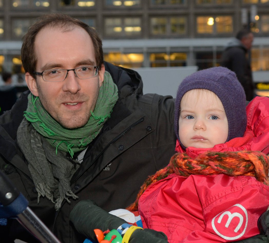 Micha F. (34),Projektmanager aus Prenzlauer Berg plagen finanzielle Nöte. Er sagt: „Meine Ehefrau und ich sind derzeit nur zu 80 Prozent berufstätig. Das führt zu Geld-Einbußen für meine Familie. Dabei haben wir studiert.“