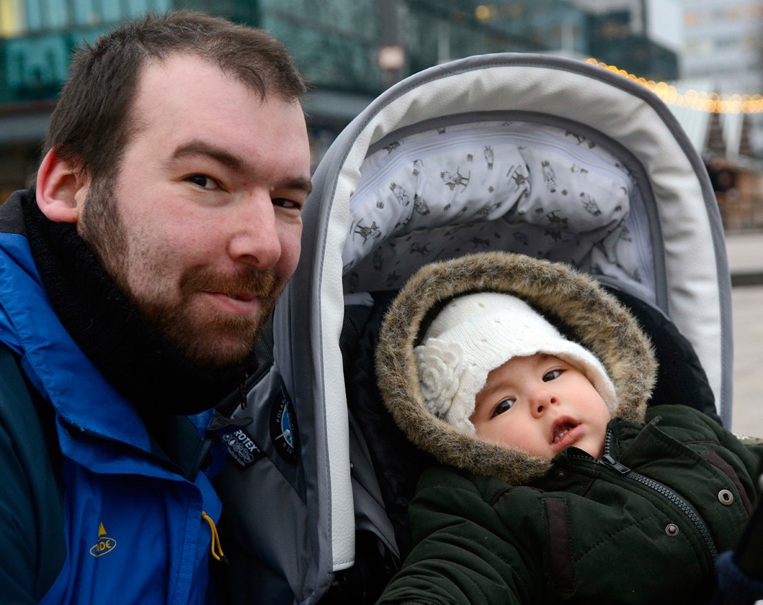 Andreas M. (32), IT-Experte aus Mitte, hat keinen Grund sich zu beklagen. Im Gegenteil: „Ich arbeite abends, meine Frau tagsüber. Sie verdient ganz gut. Deswegen können wir Kind und Karriere prima unter einen Hut bringen.“