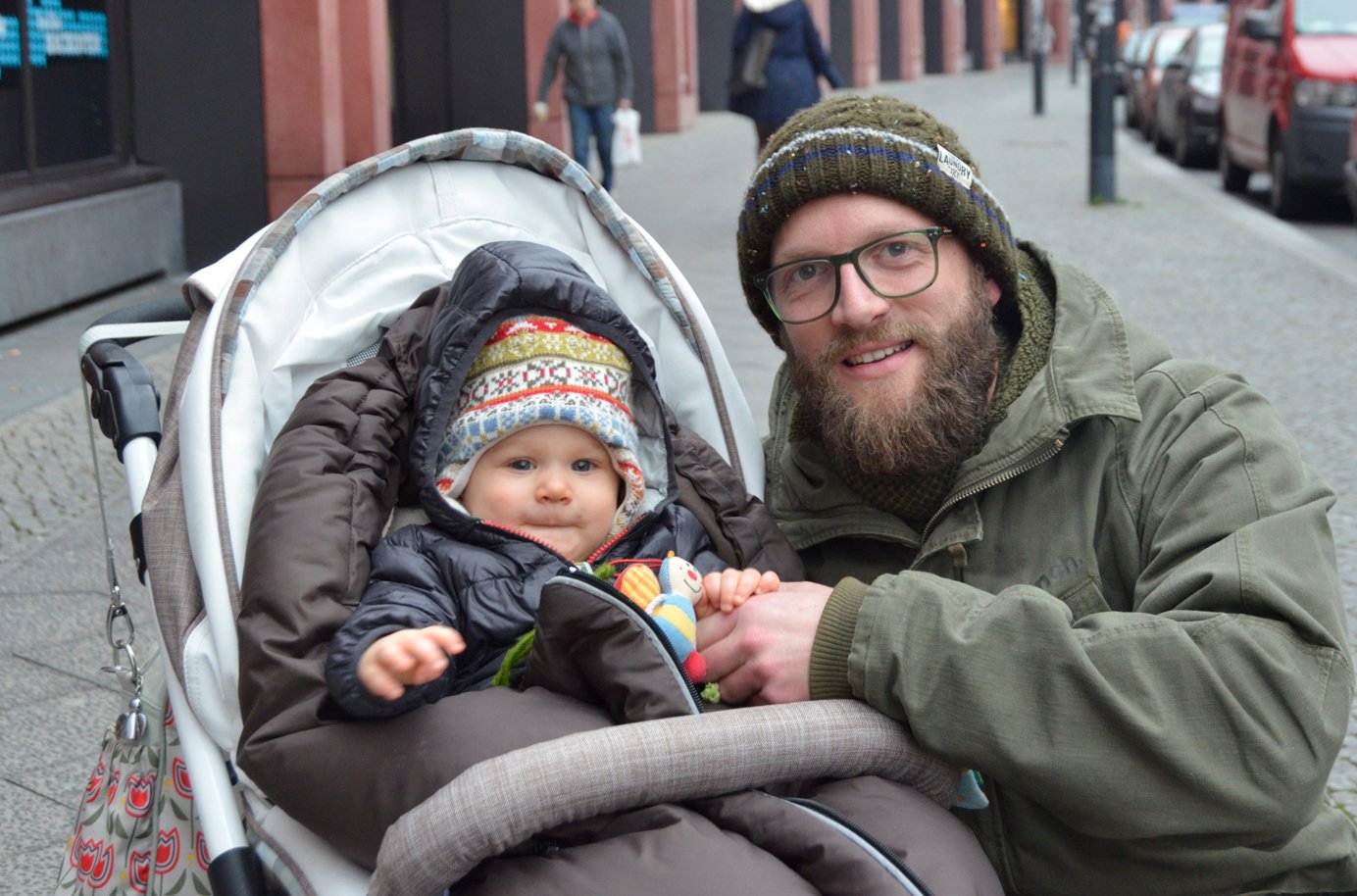 Wolfgang Haattig (38), Software-Entwickler aus Mitte, genießt den Luxus, das Papi-Problem ganz locker sehen zu können. Er sagt: „Wir haben noch das klassische Rollen-Verhältnis.“ Er geht arbeiten und seine Frau passt daheim auf den Sohn Emil (1) auf.