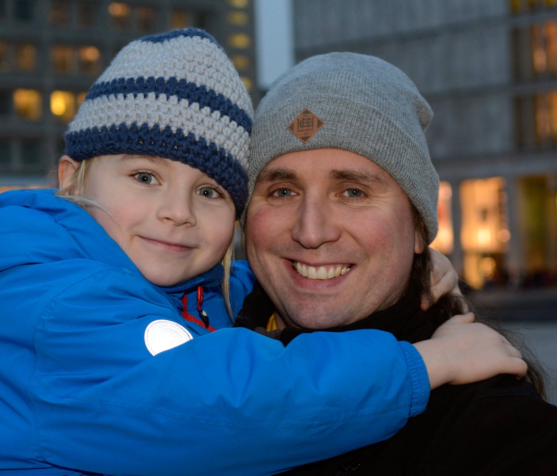 Daniel Schlössinger (39), Krankenpfleger aus Mitte sorgt sich um die Zukunft: „David (5) geht noch in den Kindergarten. Wenn er in die Schule kommt, wird alles schwieriger. Denn wer soll ihn dann in den Ferien betreuen?“