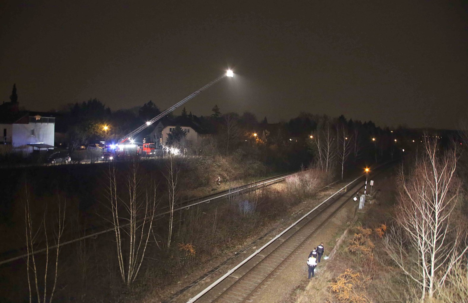 Das Auto raste durch den Zaun (links) über die S-Bahn- Gleise hinweg ...