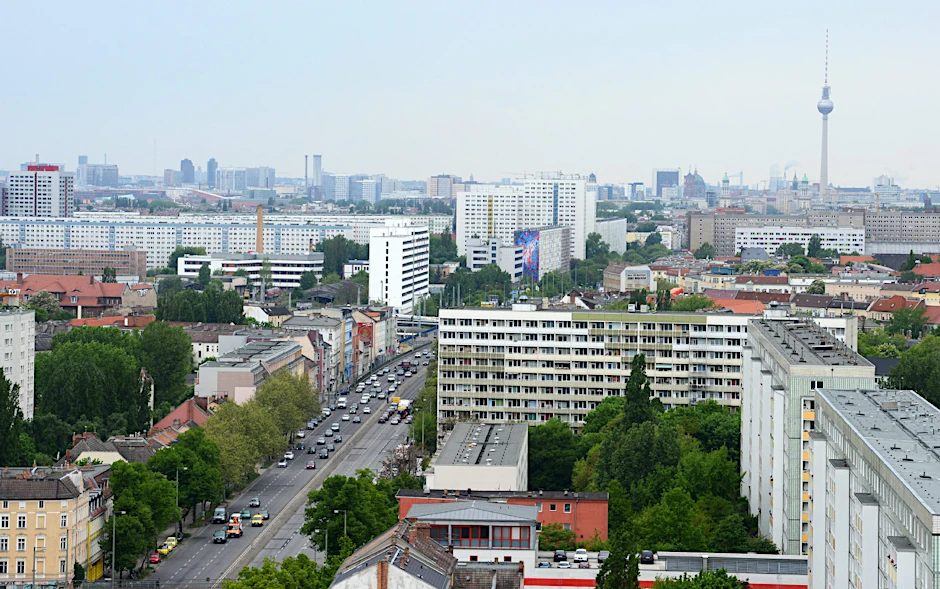 Blick auf die Straße Alt-Friedrichsfelde in Lichtenberg.