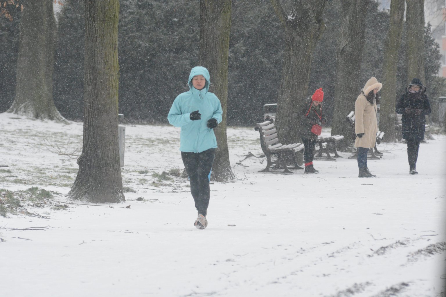 Berlins Jogger (li.) lassen sich genauso wenig ...