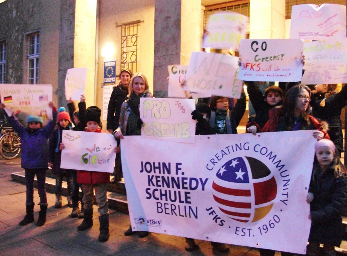 Schüler und Eltern protestierten vor dem Rathaus Zehlendorf. Sie wollen ihren bisherigen Essenlieferanten behalten. Das Bezirksamt hatte sich für den Caterer Sodexo entschieden.