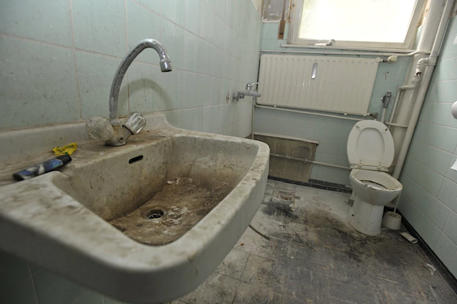 Sie müssen hier ja nicht wohnen! Mit immer rabiateren Methoden setzen Vermieter ungeliebte Mieter unter Druck. Mieterverbände berichten von abgestellten Wasserleitungen, versperrten Kellern und demontierten Fahrstühlen.