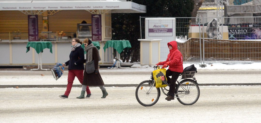 „Ich bin noch nie gestürzt. Die Leute auf den Bürgersteig leben doch viel gefährlicher. Auf der Straße ist wenigstens gestreut“, meint Kristel K. (70). Die Rentnerin fährt gerne mit dem Rad – auch im Winter. Dafür hat sie vorgesorgt. Dicke Stollenreifen sollen sie rutschfest machen.