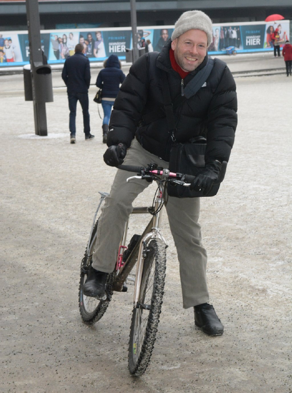 „Wenn Schnee liegt, achte ich darauf, dort zu fahren, wo gestreut ist.“ Jürgen Dello (40) macht die klirrende Kälte überhaupt nichts aus. Er braucht sein Fahrrad für die langen Wege nach Brandenburg. Außerdem weiß er: „Wer schlau ist, der schiebt sein Rad lieber!“