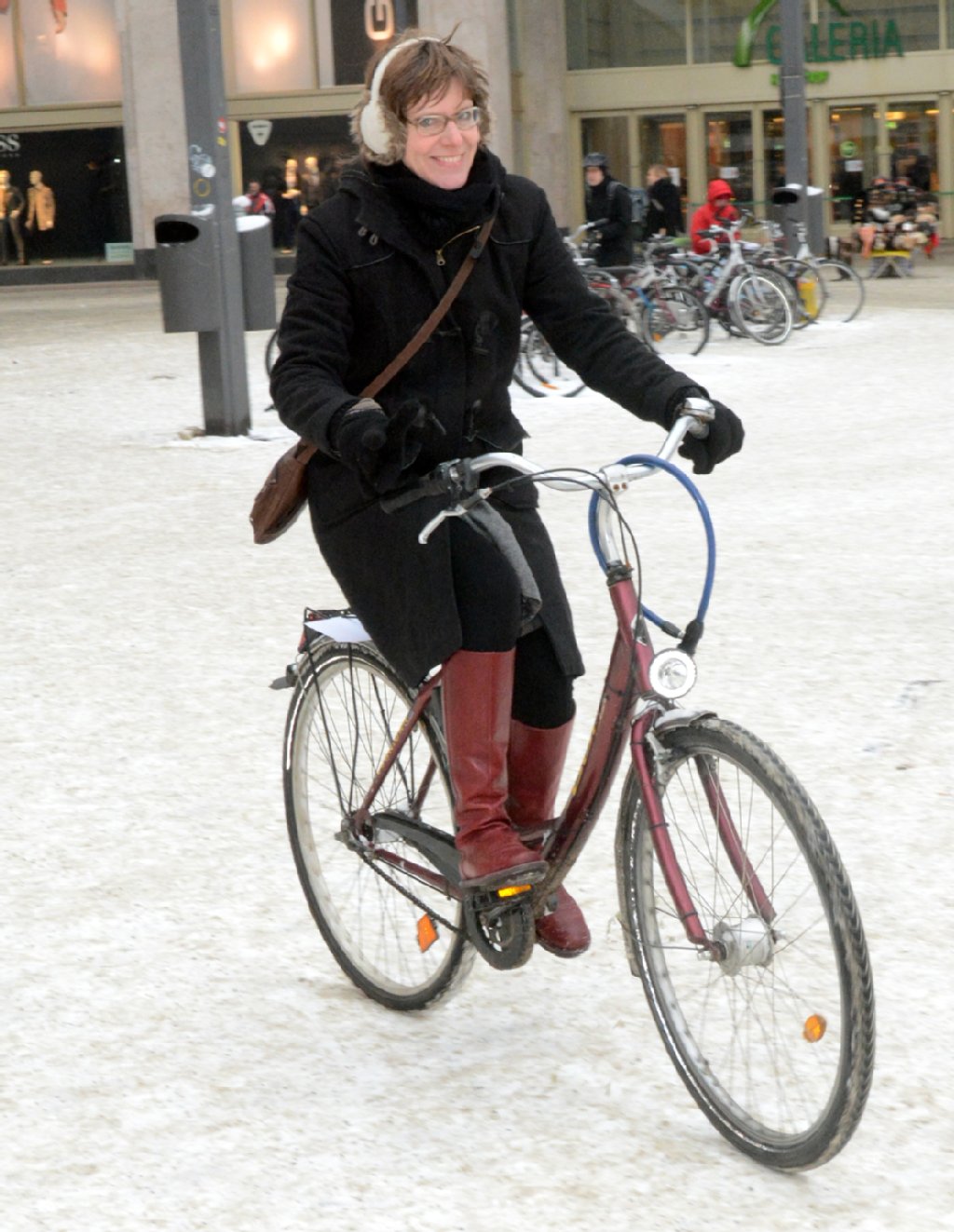 Dick eingekleidet hat sich Cordula Bachmann (46). Über Glätte macht sie sich keine Sorgen. „Die Straßen sind gestreut, die meisten Unfälle bei Glatteis passieren sowieso den Fußgängern.“ Extra Winterreifen braucht sie nicht. „Ich fahre mein Rad im Sommer wie im Winter!“