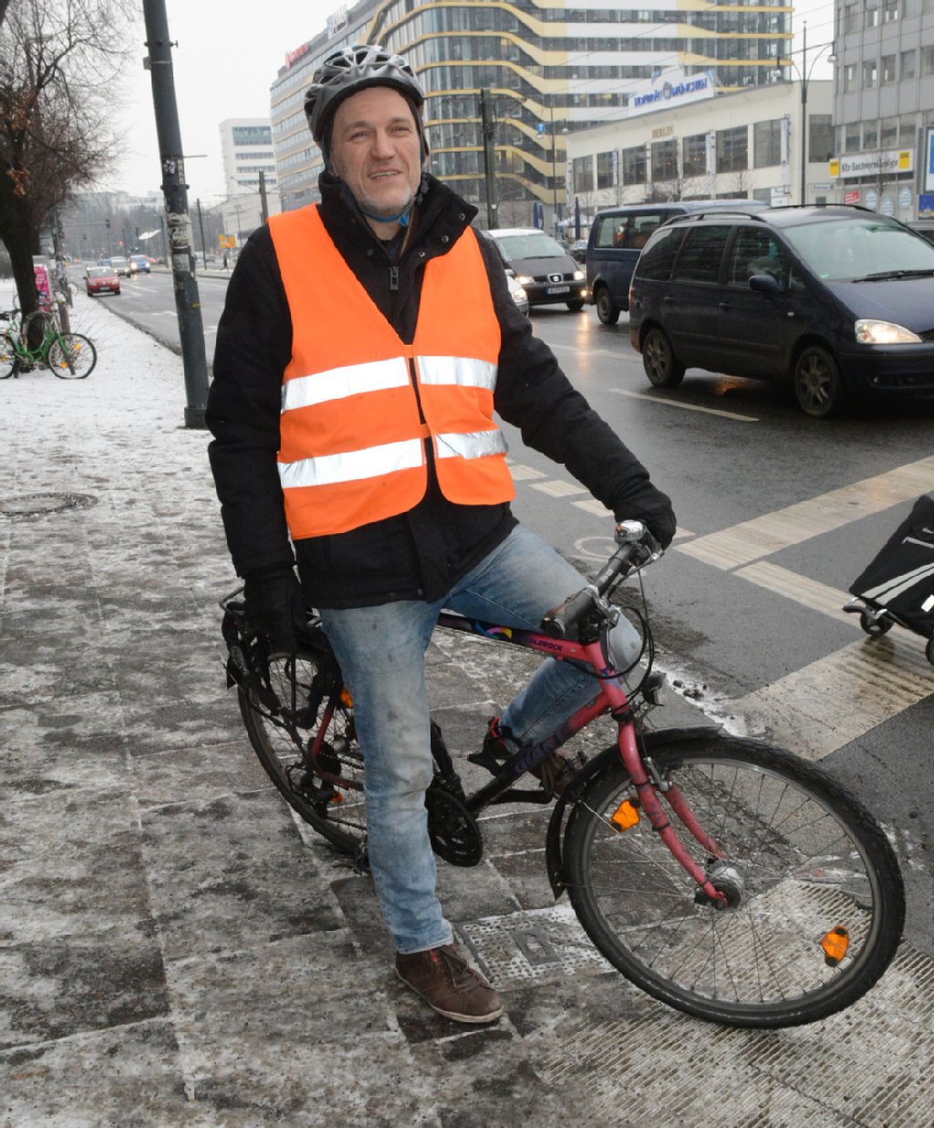 Harald Lange (55) fährt das ganze Jahr und würde auch im Winter nicht auf sein Fortbewegungsmittel verzichten. Doch Schnee und Glätte haben ihm bereits zugesetzt. Ausgerutscht auf seinem Fahrrad ist er schon einige Male und zog sich dadurch schon einige blaue Flecken zu.