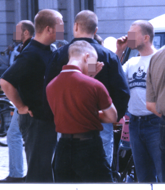 Rechts im Bild: Carsten S. im Kreis von bekannten Neonazis.