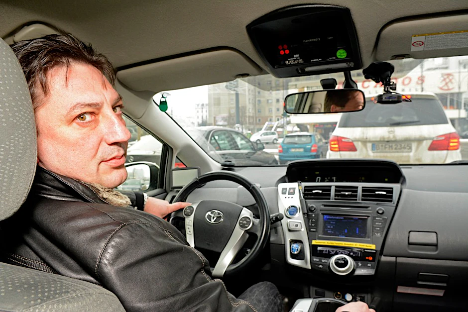 Wieder eine lange Rotphase erwischt: Taxifahrer Markus Tampfel im Stau.