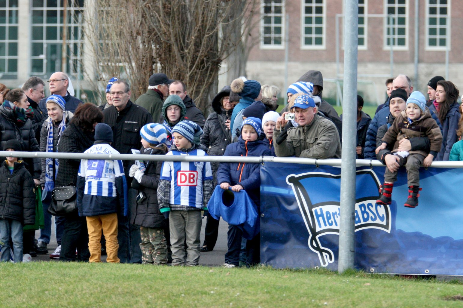 Rund 350 Zaungäste wollten sich den Start ihrer Lieblinge in Blau und Weiß nicht entgehen lassen.