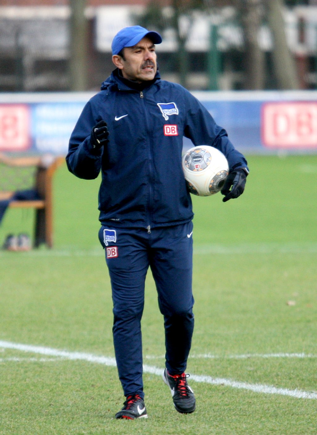 Hertha-Cheftrainer Jos Luhukay hat natürlich auch ein Auge auf ...