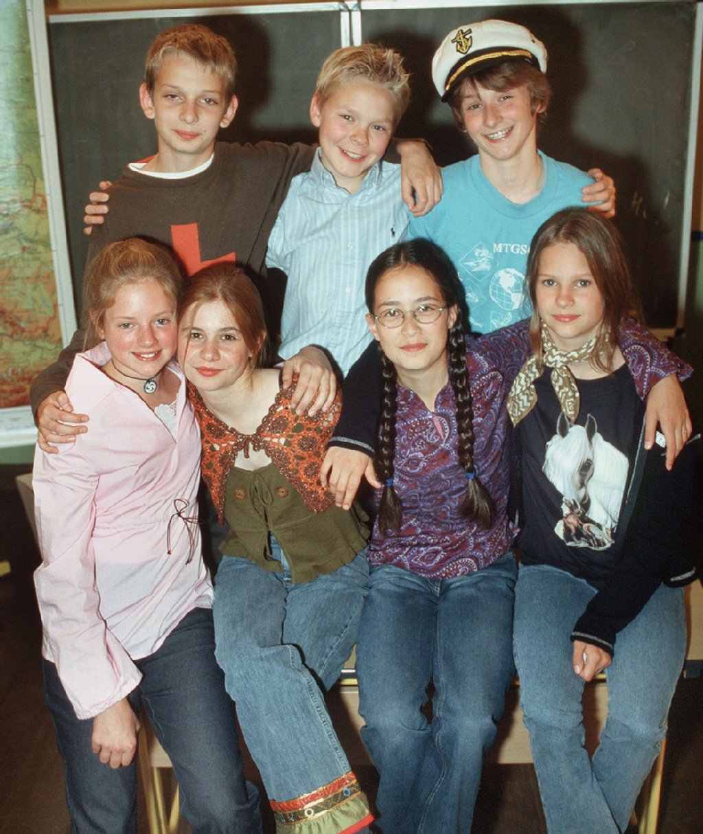 Schon mit 14 Jahren vor der Kamera: Josefine Preuß in „Schloss Einstein“. Wo? Die zweite von links unten!