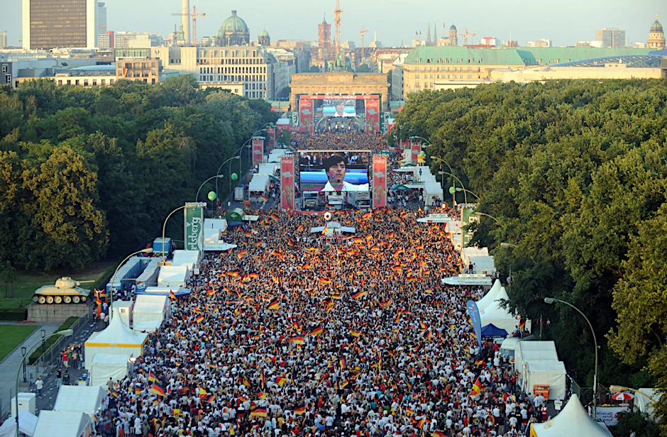 So sieht’s bei der Fanmeile vorm Brandenburger Tor aus. Fan-Massen verfolgen die Spiele auf Großleinwänden.