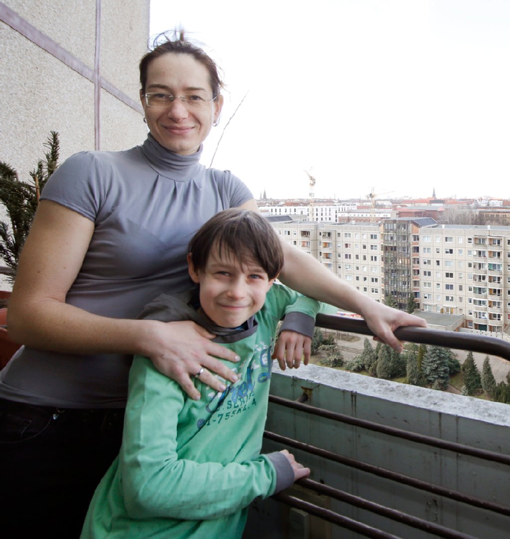 Fitnesstrainerin Anne Klemke (37) mit Sohn Jonas (9):„Wir leben seit 2004 in der Siedlung. Auch wenn die Hochhäuser von außen nicht jedermanns Geschmack sind, ist die Atmosphäre hier überragend. Schön, dass jetzt alles so bleibt wie es war und ist.“