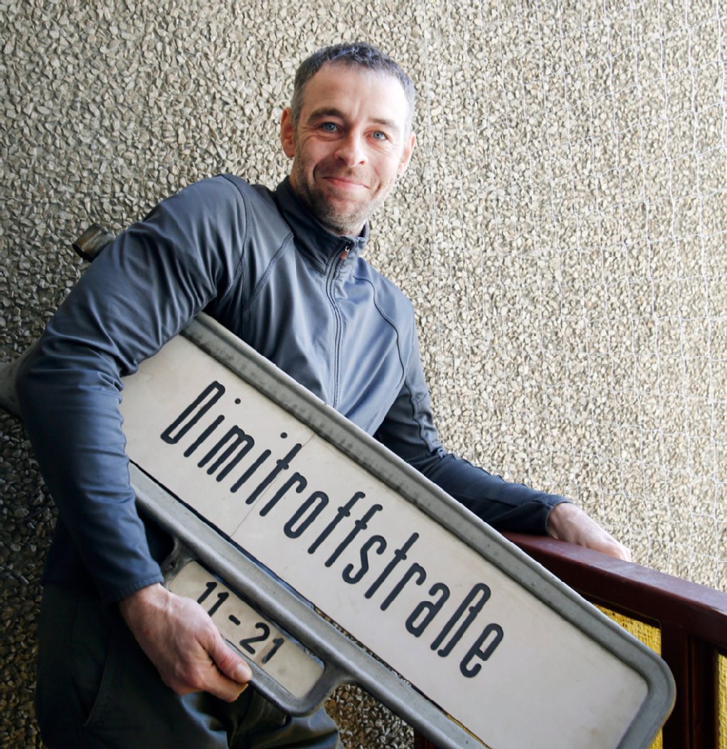 Krankenpfleger Jan Berthold (39): „Ich bin Prenzlberger. Ich habe nie woanders gewohnt und will das auch nicht. In meiner Wohnung hängt sogar noch ein Schild der Dimitroffstraße, der heutigen Danziger Straße, abgebaut 1995. Ich habe mich für den Denkmalschutz eingesetzt.“