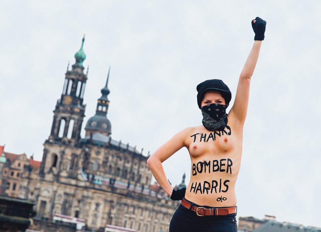 Eine Femen-Aktivistin demonstrierte in Dresden halbnackt mit dem Spruch „Thanks, Bomber Harris“