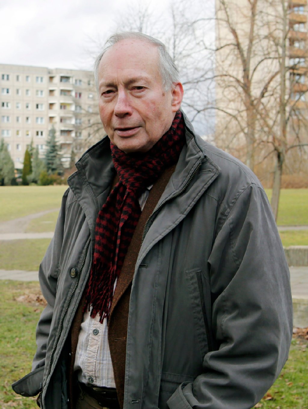 Historiker Hartmut Kühn (66): Seit fast 15 Jahren lebe ich hier, bin aus Pankow hergezogen. Der Denkmalschutz gibt uns die Sicherheit, dass wir nicht zugebaut oder luxussaniert werden. Ein gutes Gefühl. Um uns herum lauern ja schon die Investoren.“