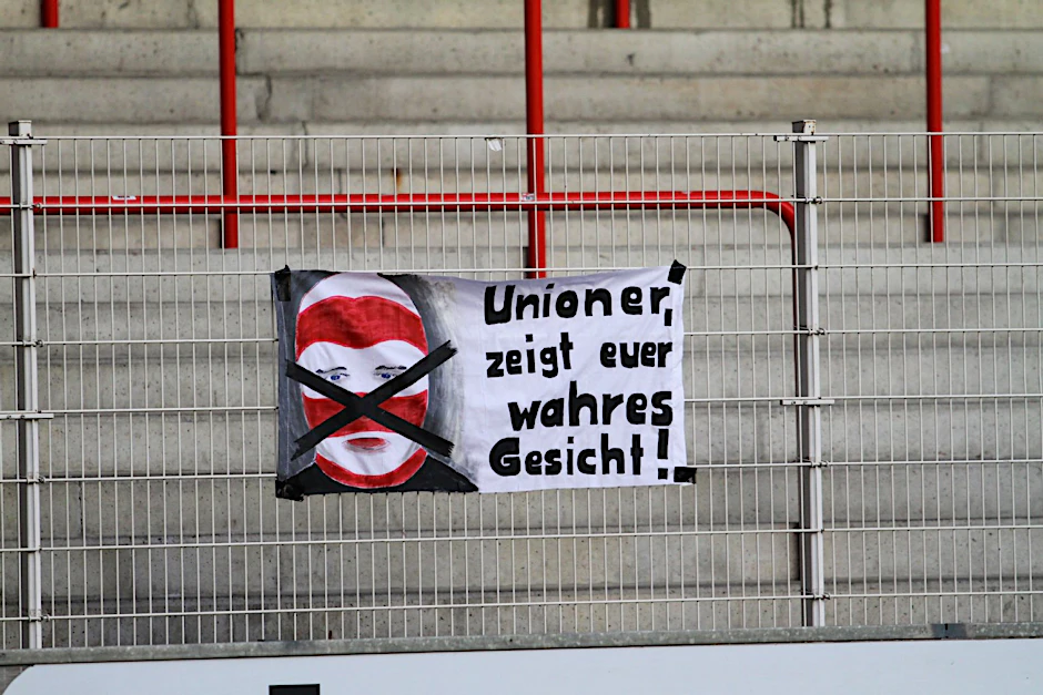 Ein Plakat, das auf die Randale in Stockholm anspielt, hing am Sonnabend im Stadion an der Alten Försterei auf der Gegengeraden. Eine Aufforderung an alle, die Vorkommnisse ehrlich aufzuarbeiten