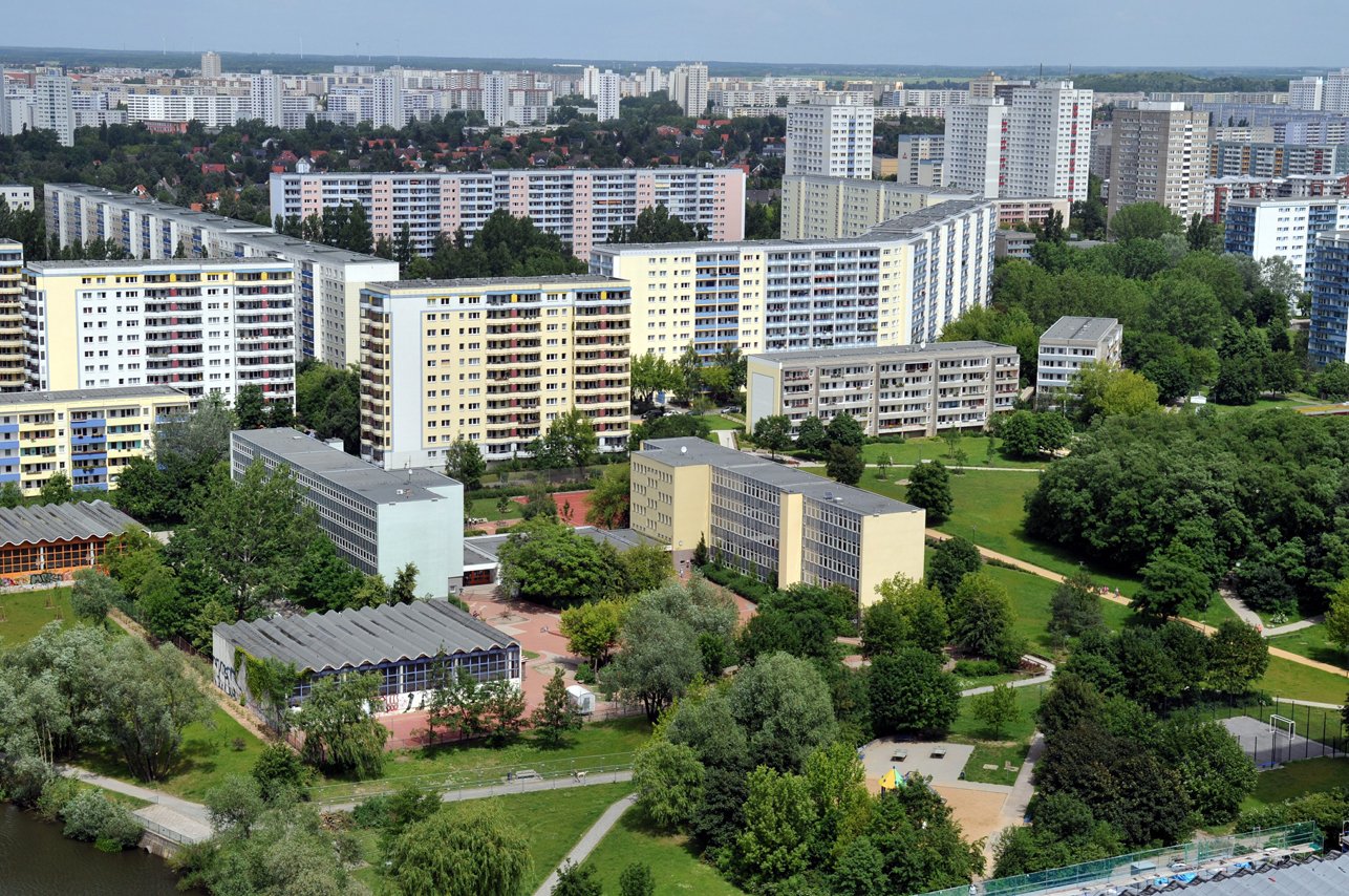 Marzahn: 1975 begann der Bau für Marzahn (hier Blick vom Hochhaus Helene-Weigel-Platz 14) mit mehr als 60 000 Wohnungen und der dazugehörigen Infrastruktur. Die ersten Mieter zogen bereits Ende 1977 ein, heute leben 105 000 hier.