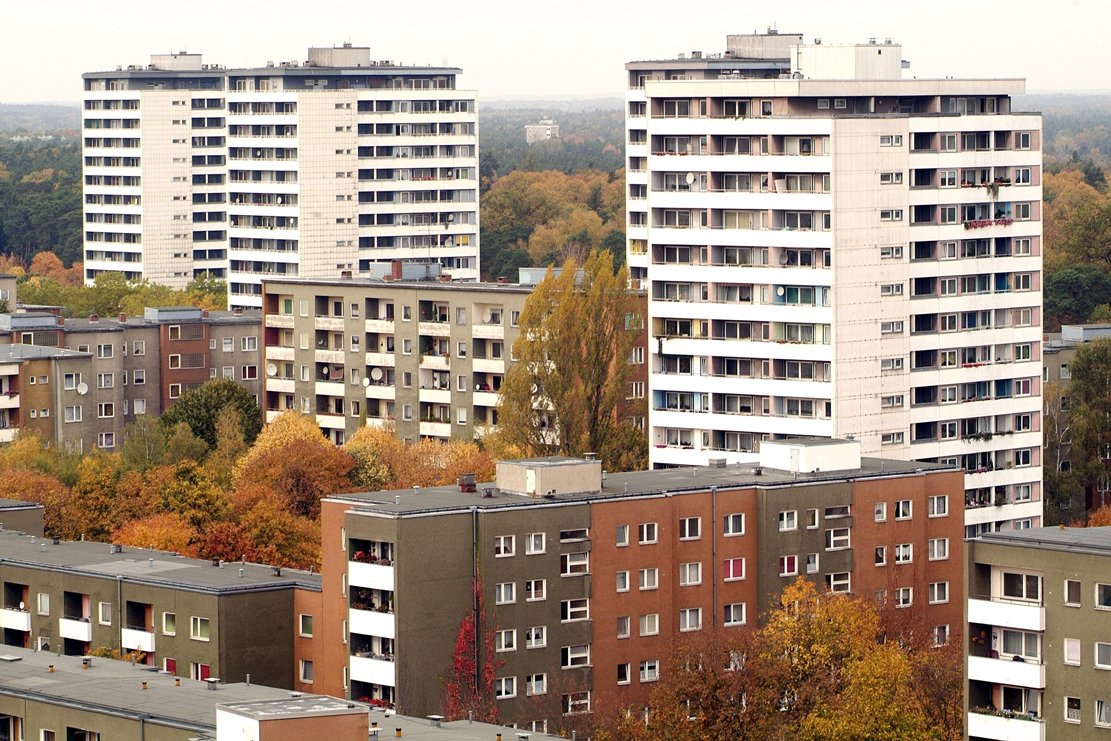 Fast 30 Jahre Bauzeit in Spandau: Die letzten Bauten am Falkenhagener Feld (seit 1962, rund 10 000 Wohnungen in Vier- bis Sechzehngeschossern) wurden er in den 90er-Jahren fertiggestellt.