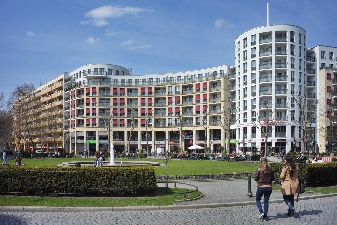 Der Prager Platz war in den 20er Jahren kulturelles Zentrum im Berliner Westen. Im Rahmen der IBA 1987 wurde er entsprechend der historischen Struktur neu gestaltet.