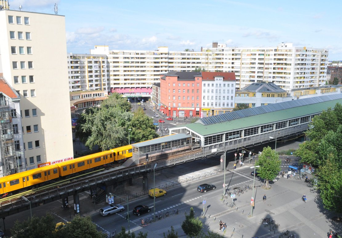 In Plattenbauten im Kiez am Kottbusser Tor leben etwa 3000 Sozialmieter, der Anteil von Bewohnern nichtdeutscher Herkunft wird auf 80 Prozent geschätzt.