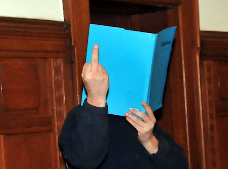 Angeklagter Marcel W. (38) zeigt im Gerichtssaal den Stinkefinger.