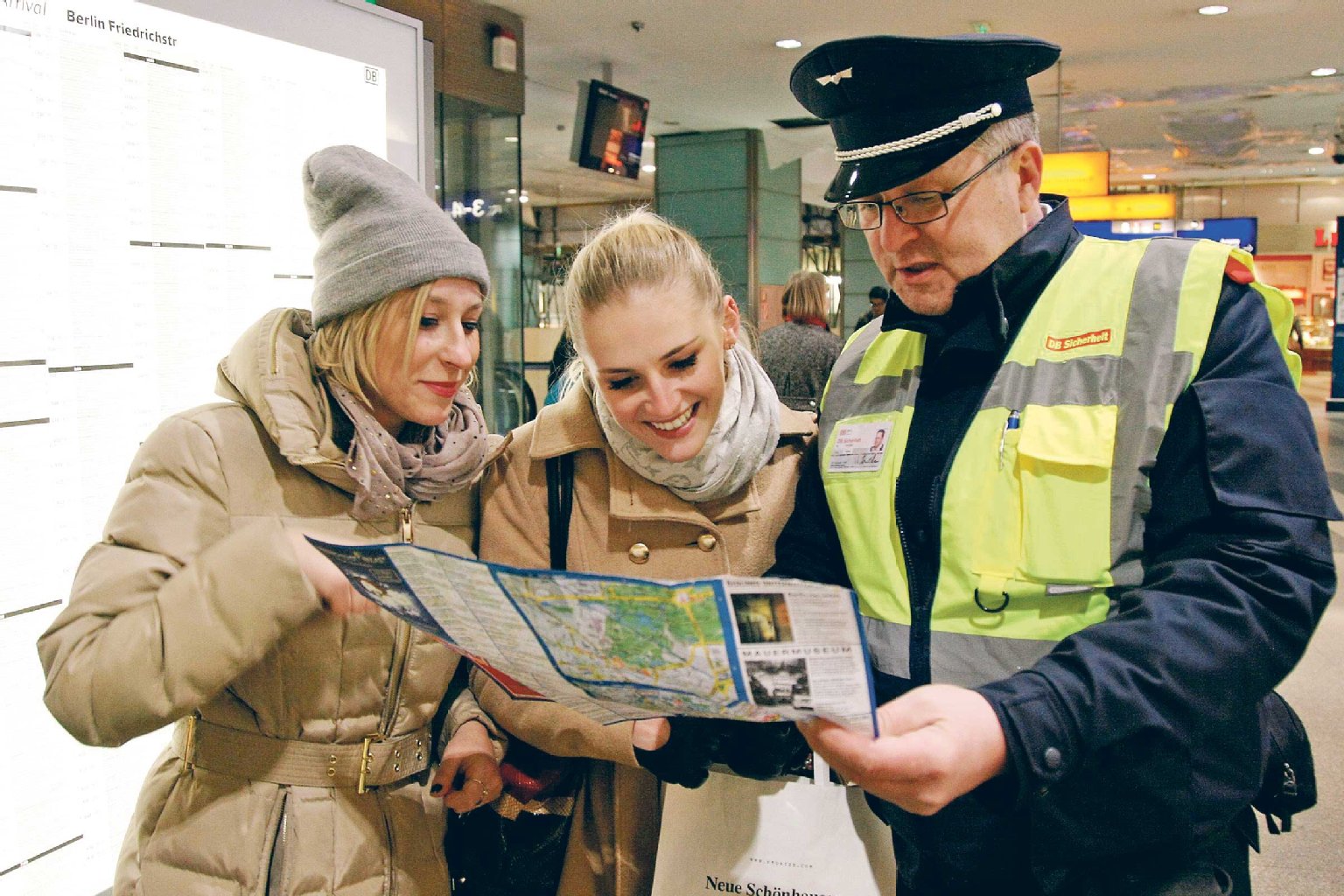 Jörg (r.) und sein Kollege Werner werden wieder mal nach dem Weg gefragt. Diesmal sind es Paulina (26) und Joanna (25). Die zwei wollen ins Tempodrom zum Konzert.