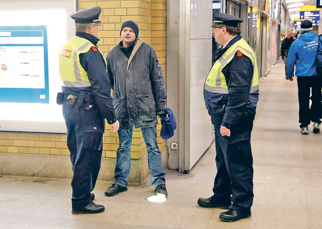 Ein Mann mit blutender Nase torkelt auf Werner (re.) und Jörg zu: Da die DB-Sicherheitsmitarbeiter keinen Ausweis kontrollieren dürfen, wird die Polizei gerufen.
