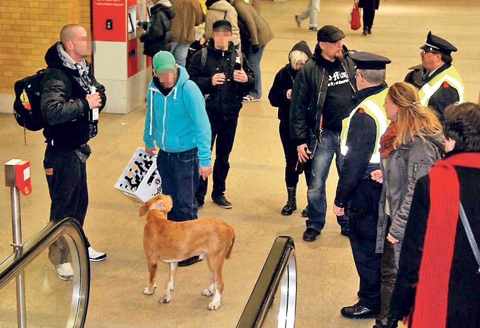 Betrunkene Jugendliche ziehen durch den Bahnhof. Als sie ihren Hund anleinen sollen, muss sich Jörg wüste Beschimpfungen anhören.