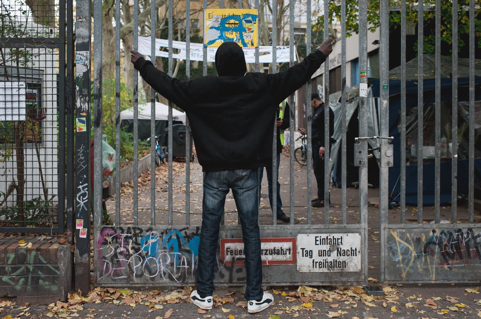 Image - Besetzte Schule: Flüchtlinge vor Gericht: Betonteile und Flaschen gegen Polizisten geworfen
