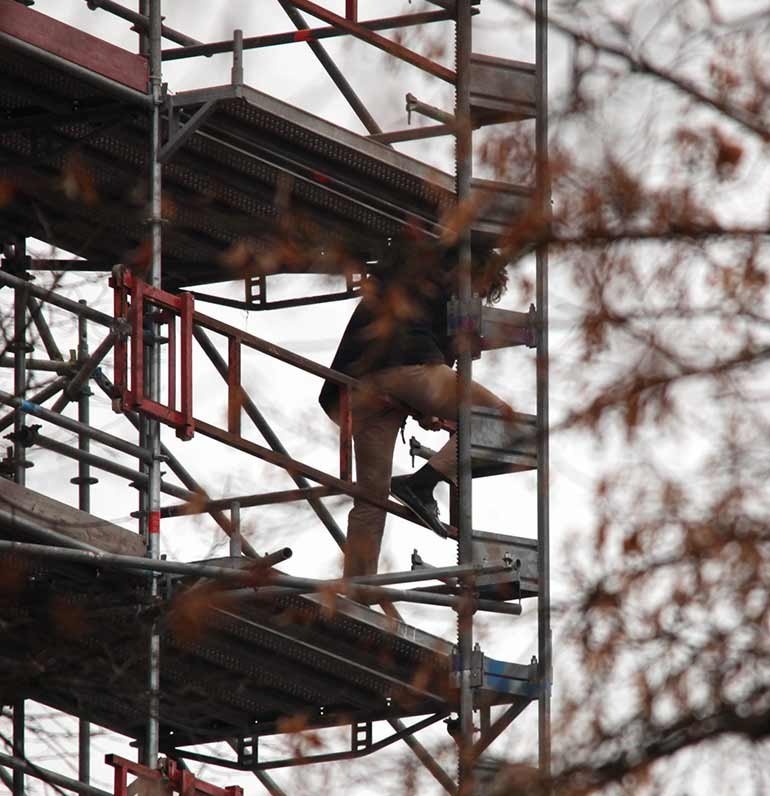 Der junge Mann war weit auf das Gerüst geklettert ...
