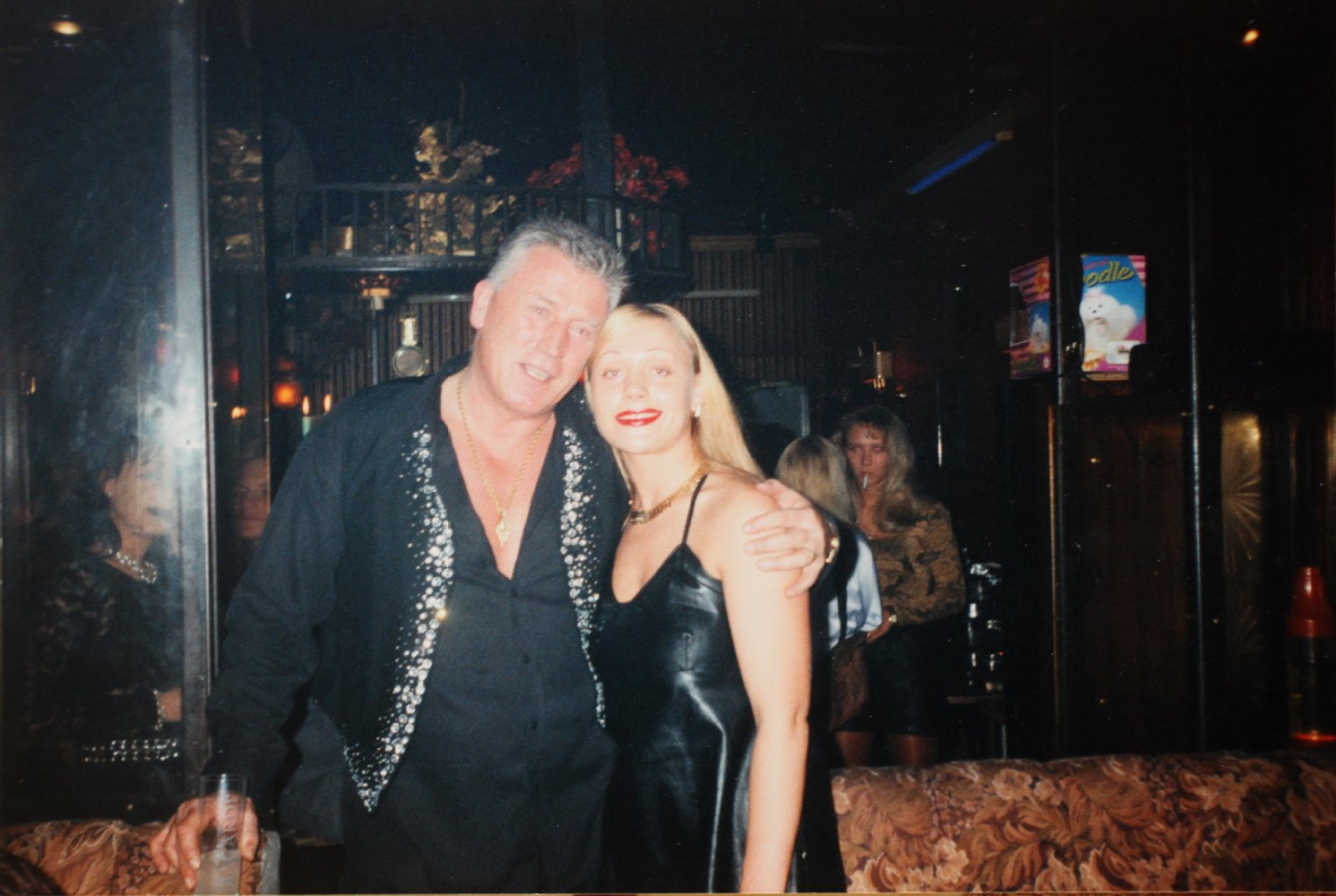 Mit einer käuflichen Blondine in einem seiner vielen Nachtclubs.