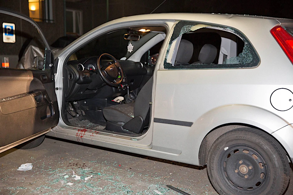 Mehrere Männer zerschlugen mit Baseballschlägern den Ford Fiesta.