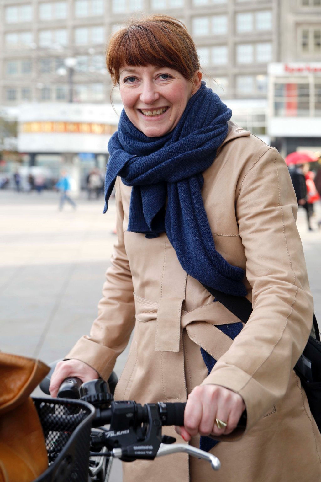 Claudia S. (50) aus Prenzlauer Berg: „Mit Ende zwanzig habe ich erst angefangen, regelmäßig BH zu tragen. Sie müssen aus edlen und anschmiegsamen Materialien sein, gern mag ich Seide und die Farbe Dunkelblau. Spitze geht gar nicht.“