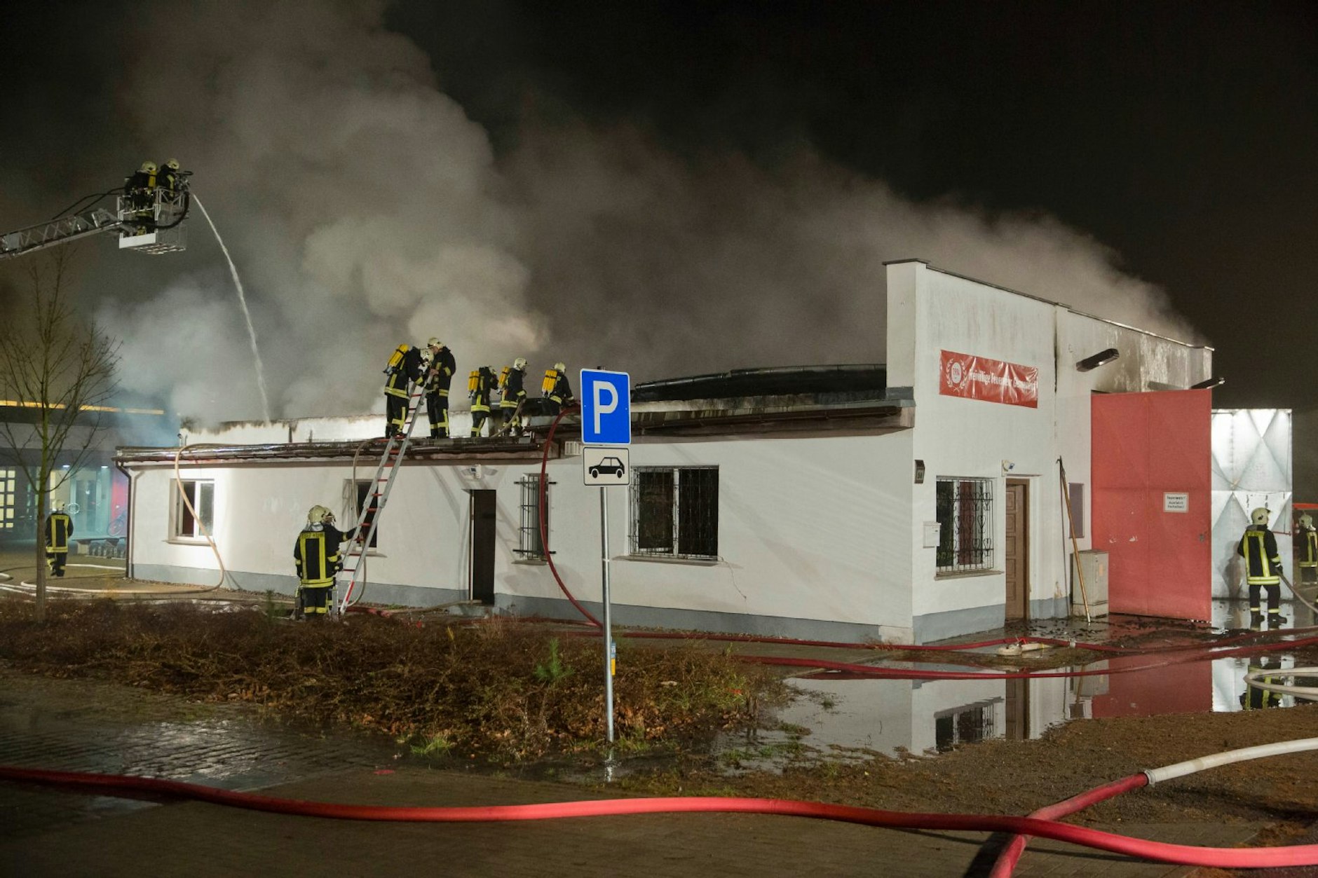 Totalschaden!: Feuerwehr-Feier: Danach fackelte die Wache ab