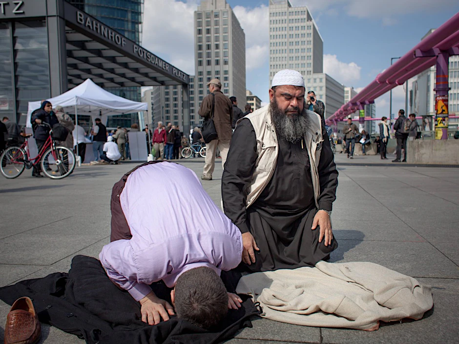 Reda Sayem (rechts) fiel in Berlin immer wieder durch öffentliche Aktionen auf.