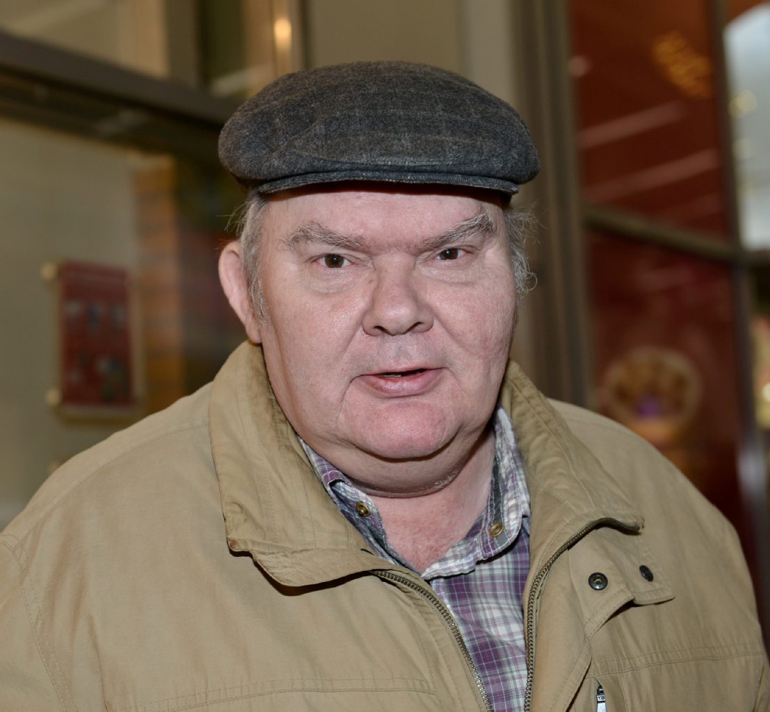 Frauen sollen ihre Würde behalten Norbert (56), Rentner aus Mitte: „Eigentlich könnte man diese Schleier schon verbieten. Sonst funktioniert ja die Gesichtserkennung nicht, etwa auf der Bank. Aber die Frauen sollten auch ihre Würde behalten dürfen. Aus unserer Sicht verunmöglicht die Burka das. Aber aus der Sicht der anderen Kultur?