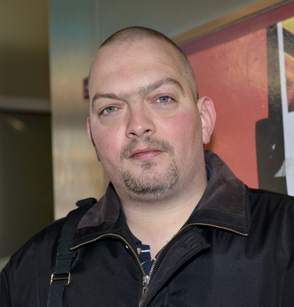 Glatze oder Tuch: Alles ist erlaubt! Ronny (38), Invalidenrentner aus Reinickendorf: „Berlin ist eine Multikulti-Stadt. Hier sollte auch weiterhin jeder seine Kultur ausleben dürfen, so lange er dabei niemand anderen einschränkt. Jeder soll selbst entscheiden, was er auf dem Kopf hat. Ich hab auch ’ne Glatze und bin nicht rechts!